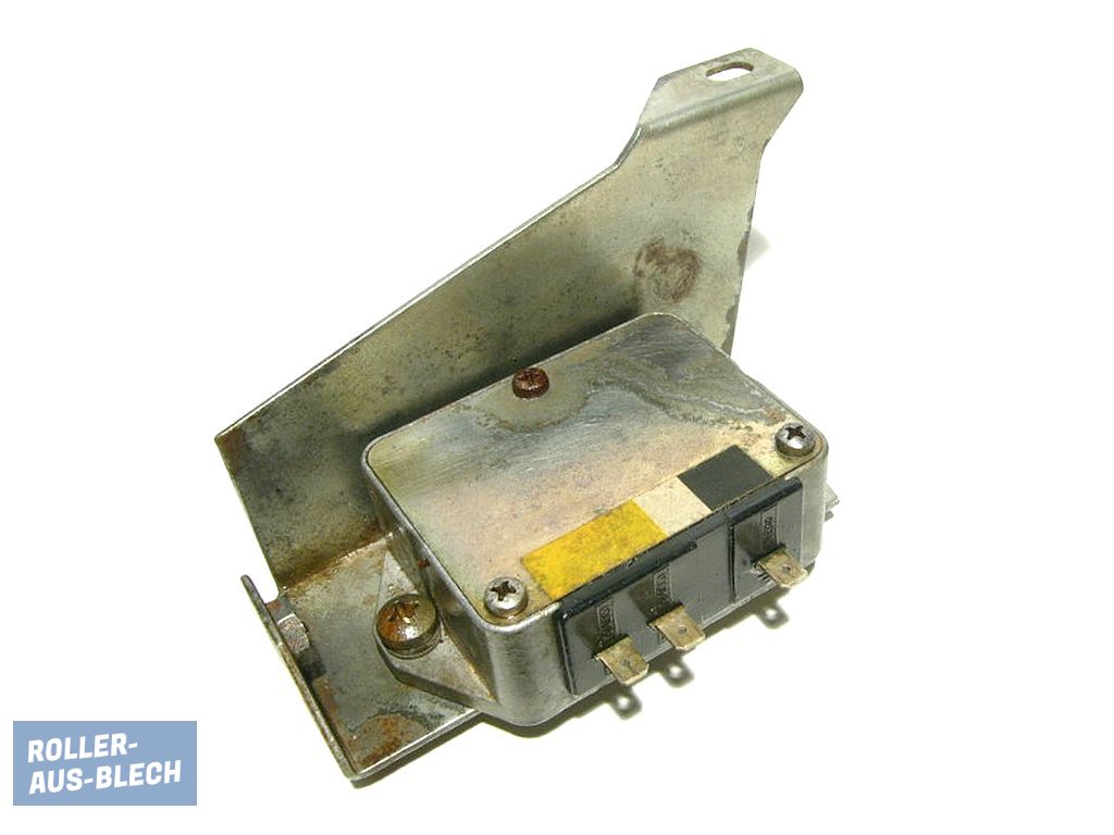 (Bild für) Spannungsregler 3 pins GGM PIAGGIO m. Halter Vespa V50, PX lusso o. Batterie - zum Schließen ins Bild klicken