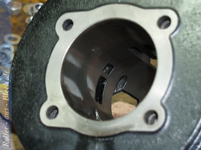 Zylinderlaufbahn und Überströmer eines Vespa PX 125 Zylinders